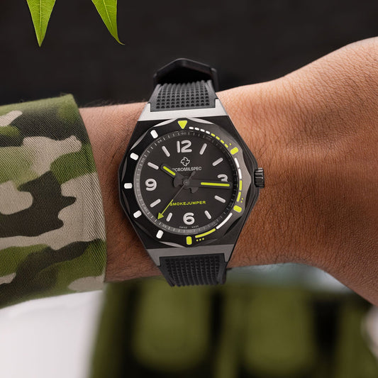 The Smokejumper – MICROMILSPEC military-grade firefighter watch inspired by mechanical manometer displays.