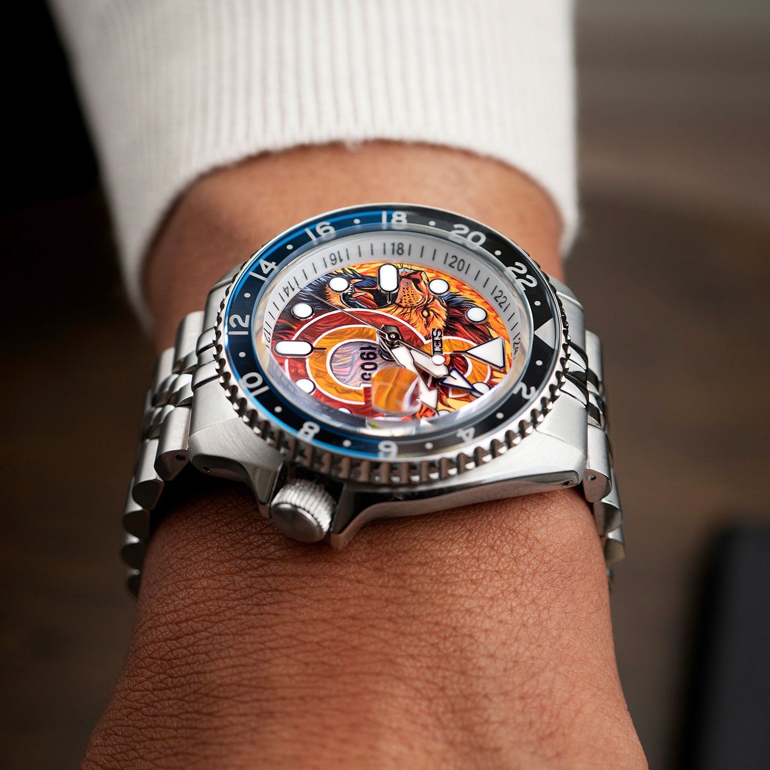 Seiko 5 Sports GMT Aslanlar Sahada – Hand-painted custom Seiko 5 Sports GMT featuring Turkish football heritage in yellow and red, a bespoke timepiece by IFL Watches