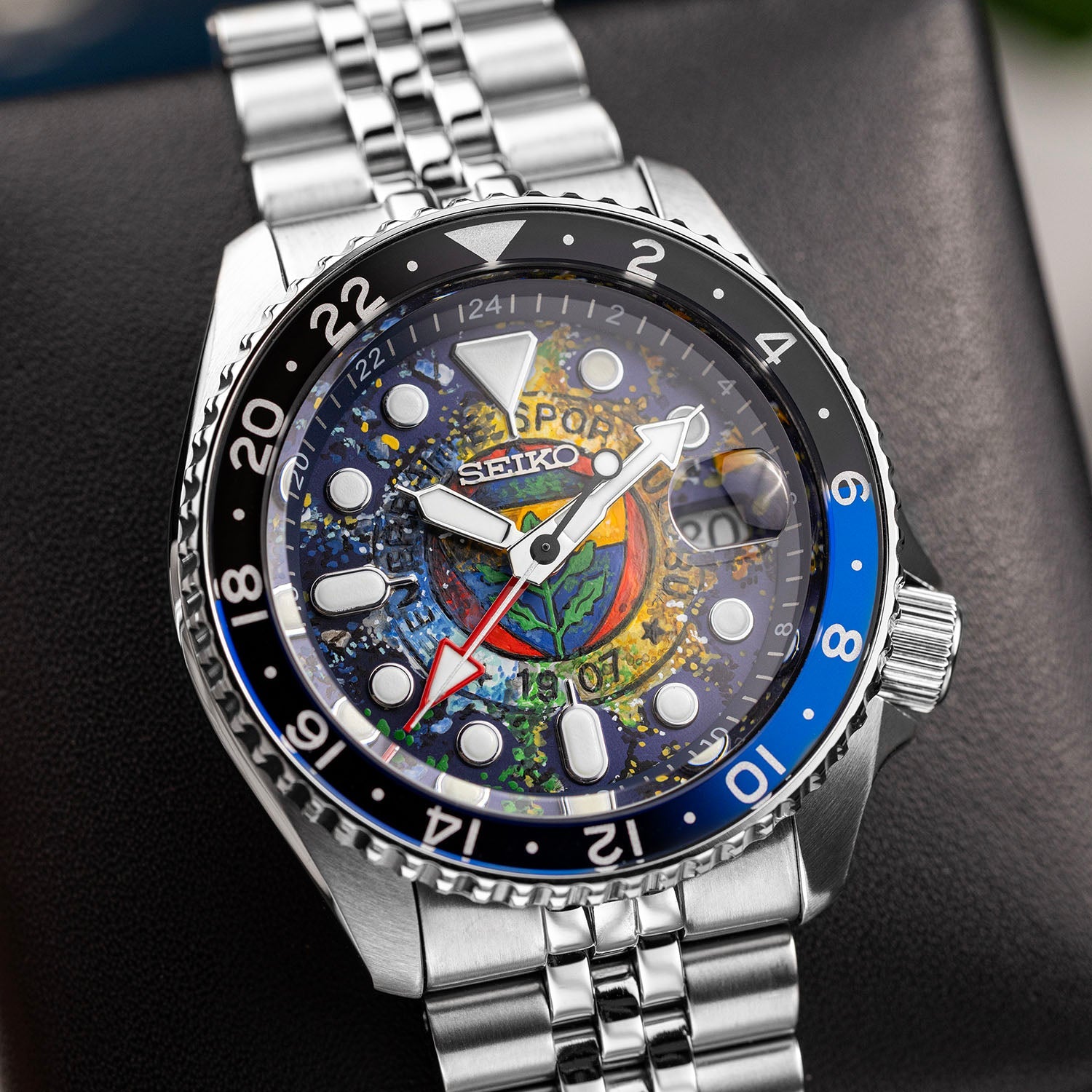 Sarı Kanaryalar Concept – Hand-painted custom Seiko 5 Sports GMT featuring Turkish football artwork in yellow and blue, a bespoke timepiece by IFL Watches